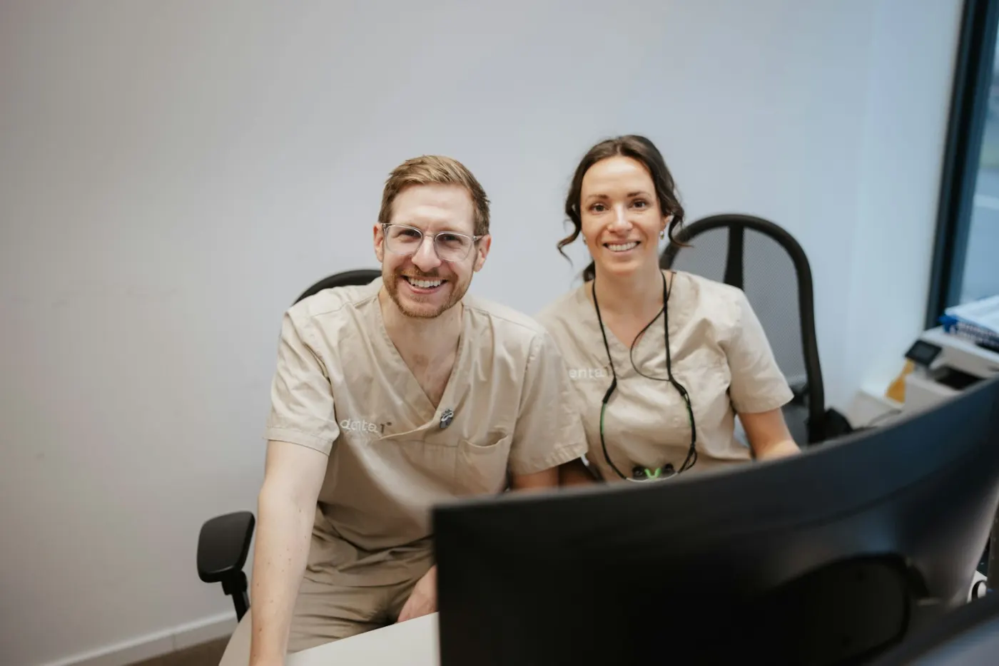 Kollegialer Austausch im Team der Denta1 Clinic