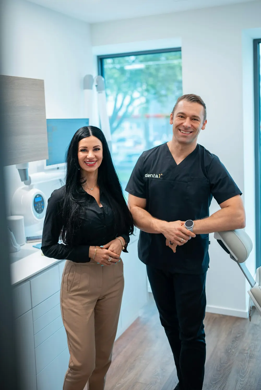 Zwei Teammitglieder der Denta1 Clinic im Behandlungsraum