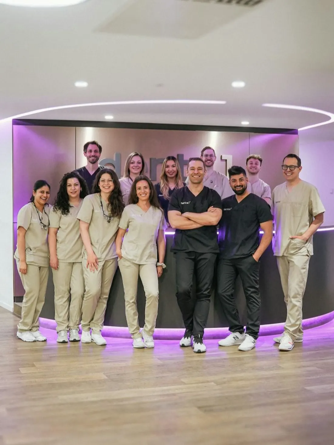 Das Team der Denta1 Clinic am Empfang