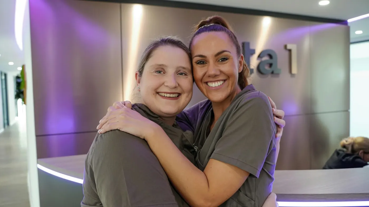 Zwei Kolleginnen am Empfang der Denta1 Clinic
