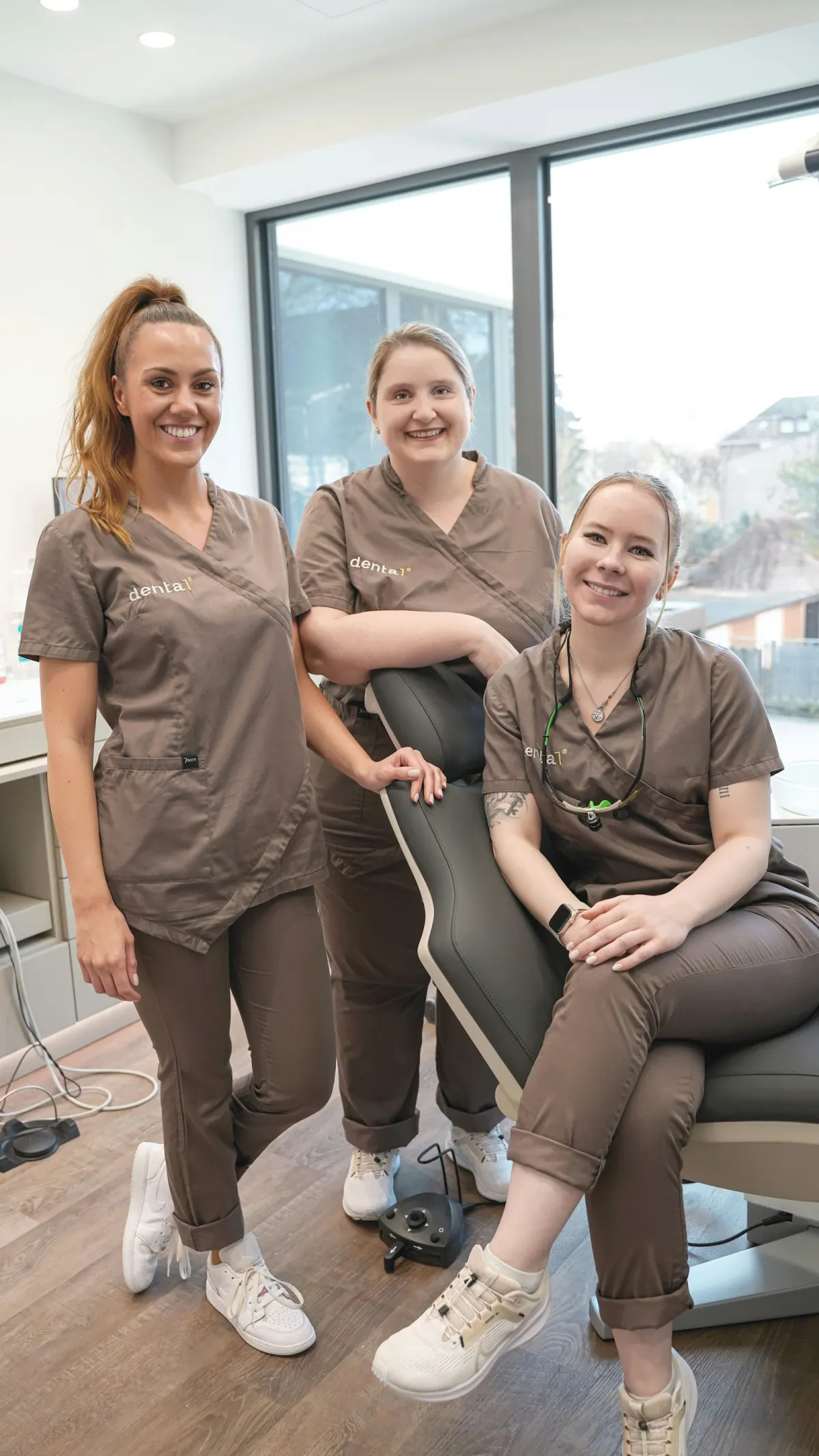 Drei ZMPs der Denta1 Clinic in einem Behandlungsraum